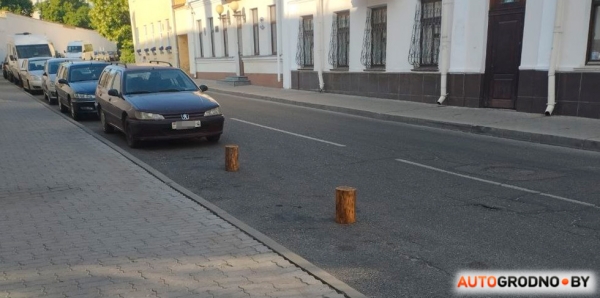Фотофакт. В Гродно кто-то забронировал себе стояночное место пеньками