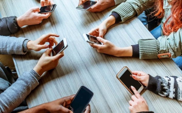 Сколько можно смотреть на экраны смартфонов? Сколько можно смотреть на экраны смартфонов?