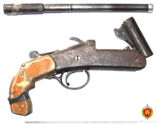 В Беларуси женщина убирала квартиру и нашла пистолет