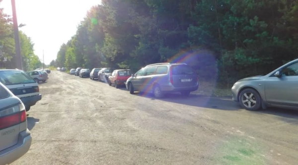 На Красном Дворе оборудована автомобильная парковка На Красном Дворе оборудована автомобильная парковка