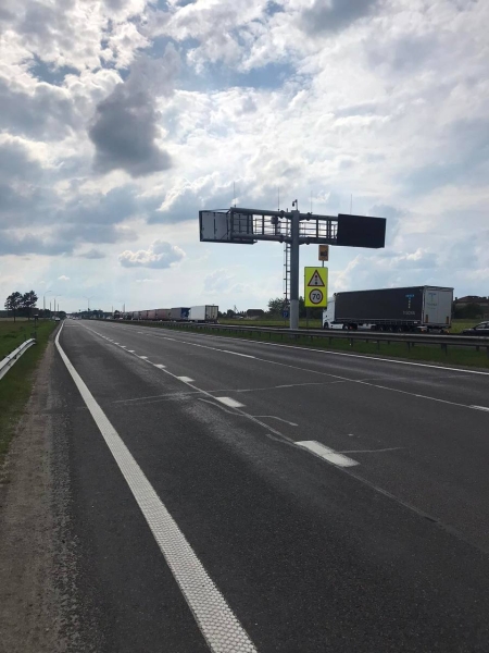 Очередь из большегрузных автомобилей, ожидающих своего проезда на погранпереходе «Козловичи», растянулась на километры