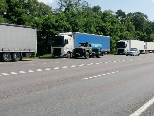 Очередь из большегрузных автомобилей, ожидающих своего проезда на погранпереходе «Козловичи», растянулась на километры