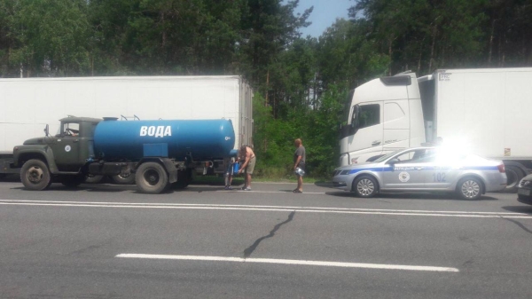 Дальнобойщиков, которые стоят в очереди на границе под Брестом, обеспечили водой Дальнобойщиков, которые стоят в очереди на границе под Брестом, обеспечили водой