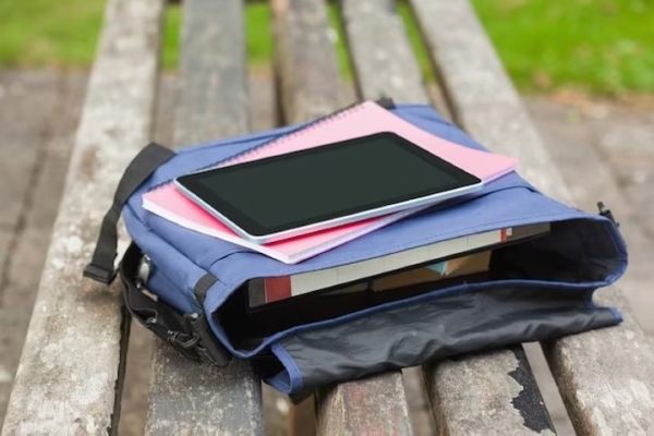 У 17-летней брестчанки украли пакет с личными вещами, который она забыла на скамейка