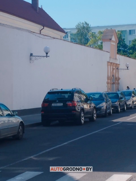 Фотофакт. В Гродно кто-то забронировал себе стояночное место пеньками