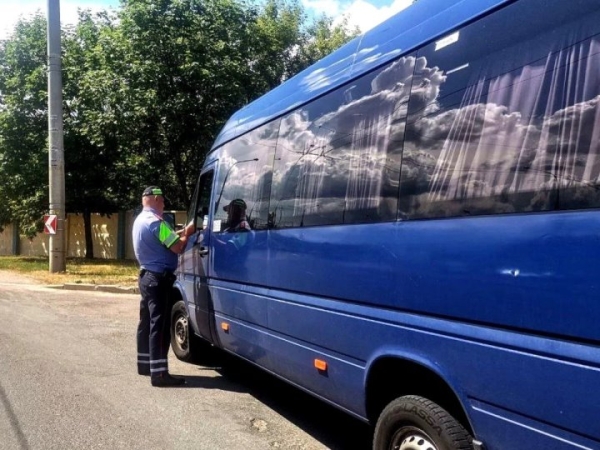 Пьяный маршрутчик с 3,1 промилле вез 12 пассажиров. Его задержали по звонку дальнобойщика Пьяный маршрутчик с 3,1 промилле вез 12 пассажиров. Его задержали по звонку дальнобойщика