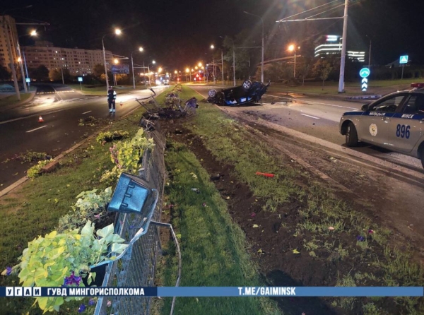 Audi в центре Минска перевернулся несколько раз и лег на крышу Audi в центре Минска перевернулся несколько раз и лег на крышу