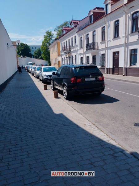 Фотофакт. В Гродно кто-то забронировал себе стояночное место пеньками