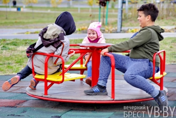 В Бресте парк 1000-летия залит осенними красками. Фоторепортаж