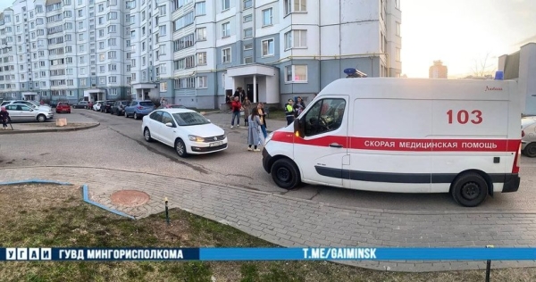 Во дворе сбили 7-летнюю девочку. Видео не для впечатлительных Во дворе сбили 7-летнюю девочку. Видео не для впечатлительных