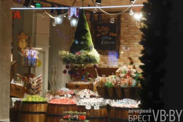 Посмотрите, как брестские заведения украсили витрины к Новому году Посмотрите, как брестские заведения украсили витрины к Новому году