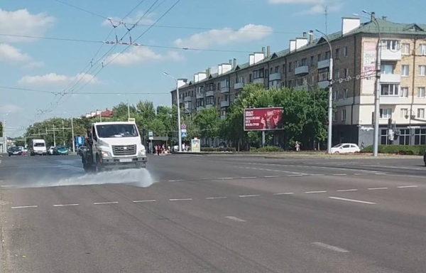 На улицах города охлаждают раскалённый асфальт. Видеофакт