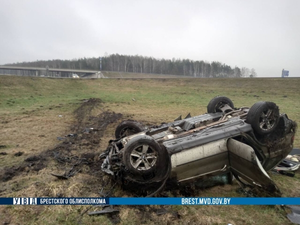 BMW вылетел в кювет под Барановичами. Стали известны подробности BMW вылетел в кювет под Барановичами. Стали известны подробности