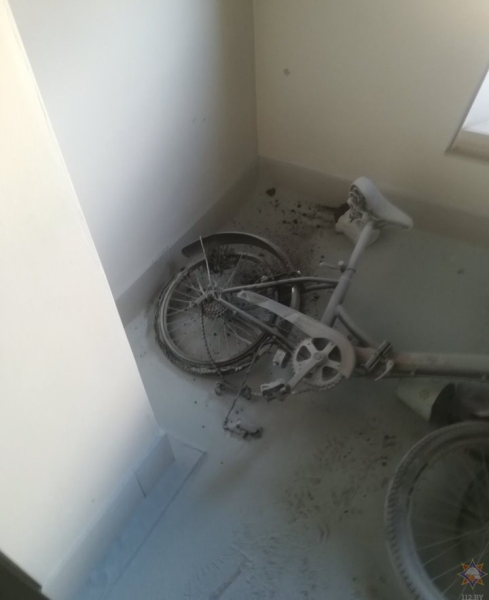 Подожгли? В Лиде прямо в подъезде жилого дома горел велосипед