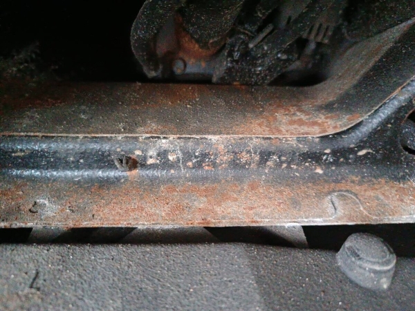 «Все гофры с проводкой посечены песком!». Белорусу так отпескоструили Cadillac, что у машины отказала электроника и кузов начал ржаветь