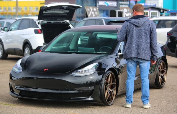 Размер зарплаты — имеет значение? Сколько нужно зарабатывать, чтобы растаможить по льготе Tesla за 50 тысяч евро