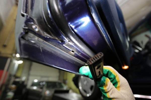 Белорус показал Mercedes-Benz C124 в идеальном состоянии. Узнали, как «немец» выжил в Беларуси