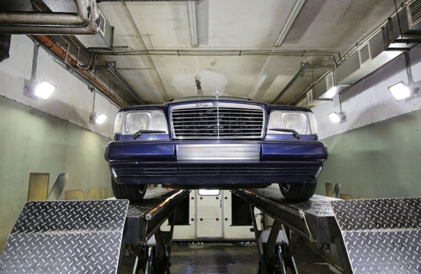 Белорус показал Mercedes-Benz C124 в идеальном состоянии. Узнали, как «немец» выжил в Беларуси