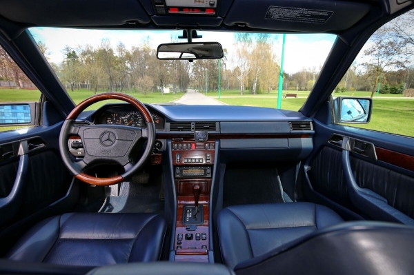 Белорус показал Mercedes-Benz C124 в идеальном состоянии. Узнали, как «немец» выжил в Беларуси