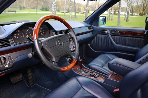 Белорус показал Mercedes-Benz C124 в идеальном состоянии. Узнали, как «немец» выжил в Беларуси