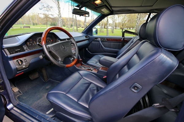 Белорус показал Mercedes-Benz C124 в идеальном состоянии. Узнали, как «немец» выжил в Беларуси