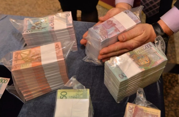 Белорусы бросились в банки не за валютой – за кредитами Белорусы бросились в банки не за валютой – за кредитами