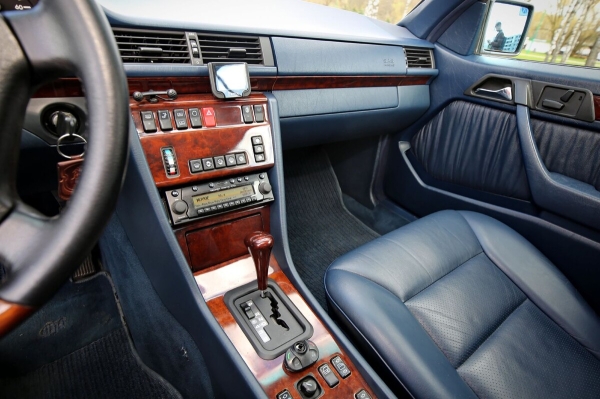 Белорус показал Mercedes-Benz C124 в идеальном состоянии. Узнали, как «немец» выжил в Беларуси