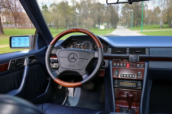 Белорус показал Mercedes-Benz C124 в идеальном состоянии. Узнали, как «немец» выжил в Беларуси