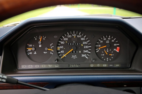 Белорус показал Mercedes-Benz C124 в идеальном состоянии. Узнали, как «немец» выжил в Беларуси