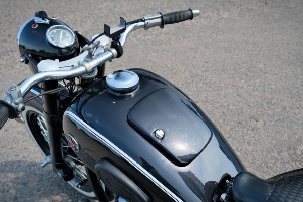 «Урал М-72», на который потратили $4 700. Белорус вдохнул жизнь в 68-летний советский байк «Урал М-72», на который потратили $4 700. Белорус вдохнул жизнь в 68-летний советский байк