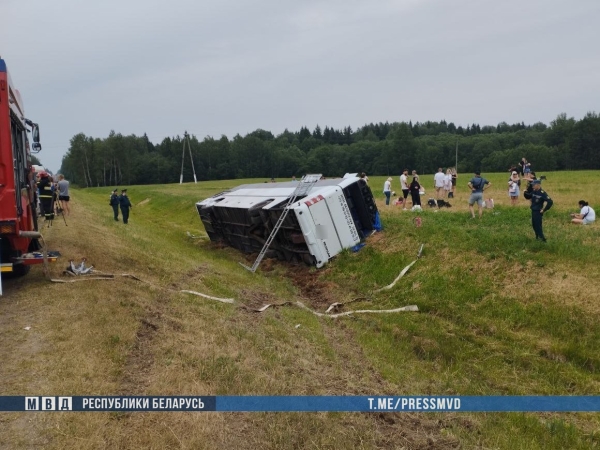 Под Витебском опрокинулся туристический автобус