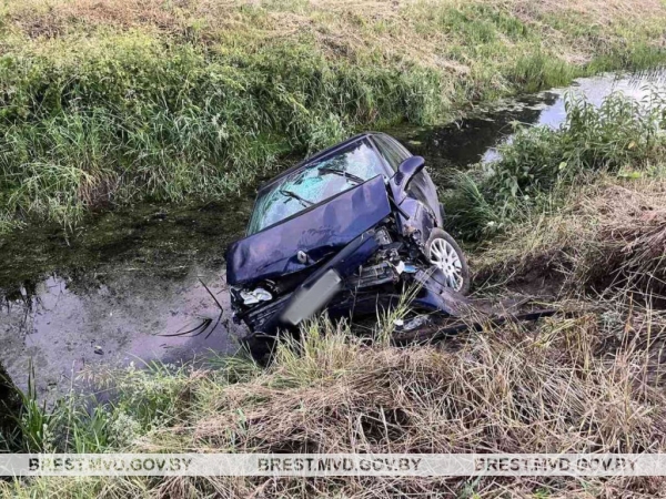 Под Брестом машина вылетела в мелиоративный канал Под Брестом машина вылетела в мелиоративный канал