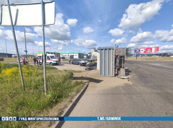 В Минске самосвал перевернулся после столкновения с такси. Есть видео