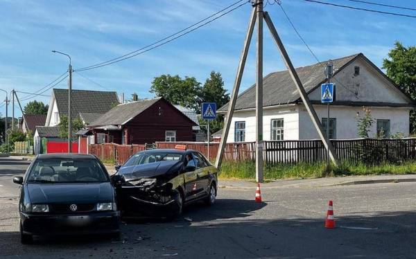 Такси в Барановичах «пролетело» под знак «Стоп» и протаранило легковушку с детьми
