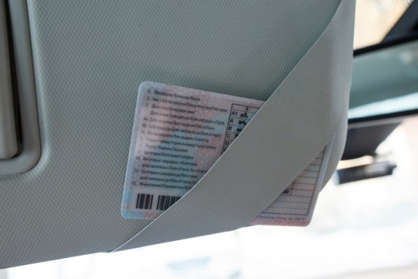 Белорус пользовался поддельными правами на имя брата, которые якобы подарил покойный дядя. Что решил суд?