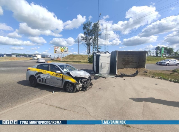 В Минске самосвал перевернулся после столкновения с такси. Есть видео