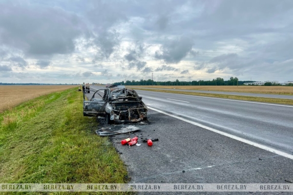 На трассе М1 в Березовском районе сгорел автомобиль На трассе М1 в Березовском районе сгорел автомобиль