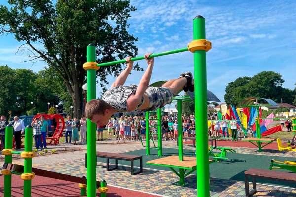 В Кобрине на набережной открыли воркаут-площадку