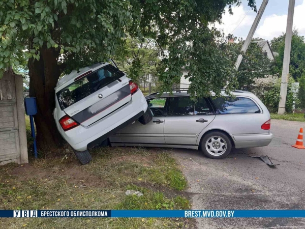 Машина оказалась на машине. Брестчанин попал в ДТП в Кобрине Машина оказалась на машине. Брестчанин попал в ДТП в Кобрине