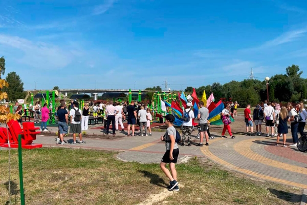 В Кобрине на набережной открыли воркаут-площадку