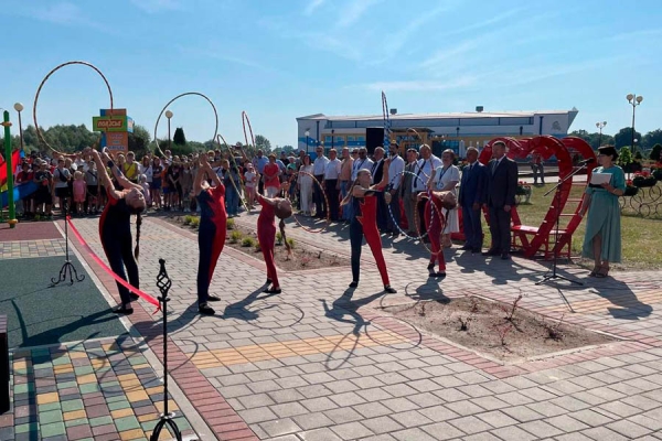 В Кобрине на набережной открыли воркаут-площадку