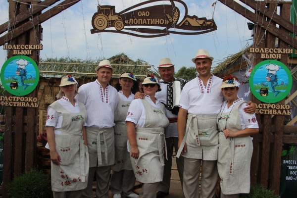 Дискотека, лазерное шоу, красочный фейерверк. Смотрите, как в Пинском районе прошел гастрономический и экологический фестиваль «Полесский вьюн» Дискотека, лазерное шоу, красочный фейерверк. Смотрите, как в Пинском районе прошел гастрономический и экологический фестиваль «Полесский вьюн»