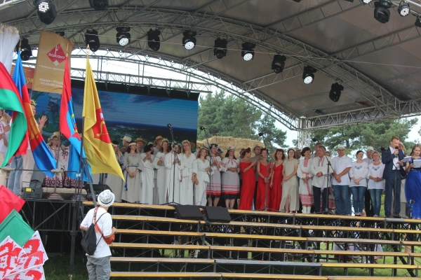 Дискотека, лазерное шоу, красочный фейерверк. Смотрите, как в Пинском районе прошел гастрономический и экологический фестиваль «Полесский вьюн» Дискотека, лазерное шоу, красочный фейерверк. Смотрите, как в Пинском районе прошел гастрономический и экологический фестиваль «Полесский вьюн»