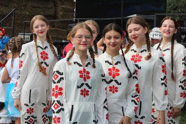 Дискотека, лазерное шоу, красочный фейерверк. Смотрите, как в Пинском районе прошел гастрономический и экологический фестиваль «Полесский вьюн» Дискотека, лазерное шоу, красочный фейерверк. Смотрите, как в Пинском районе прошел гастрономический и экологический фестиваль «Полесский вьюн»