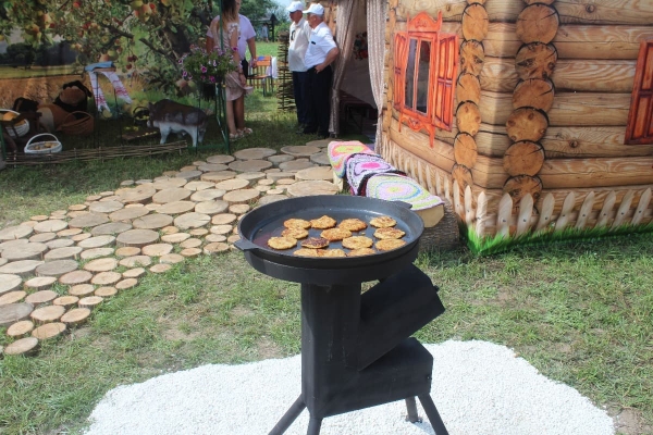 Дискотека, лазерное шоу, красочный фейерверк. Смотрите, как в Пинском районе прошел гастрономический и экологический фестиваль «Полесский вьюн» Дискотека, лазерное шоу, красочный фейерверк. Смотрите, как в Пинском районе прошел гастрономический и экологический фестиваль «Полесский вьюн»