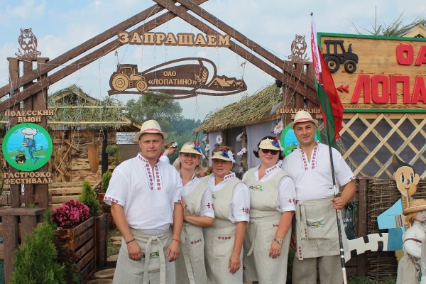 Дискотека, лазерное шоу, красочный фейерверк. Смотрите, как в Пинском районе прошел гастрономический и экологический фестиваль «Полесский вьюн» Дискотека, лазерное шоу, красочный фейерверк. Смотрите, как в Пинском районе прошел гастрономический и экологический фестиваль «Полесский вьюн»