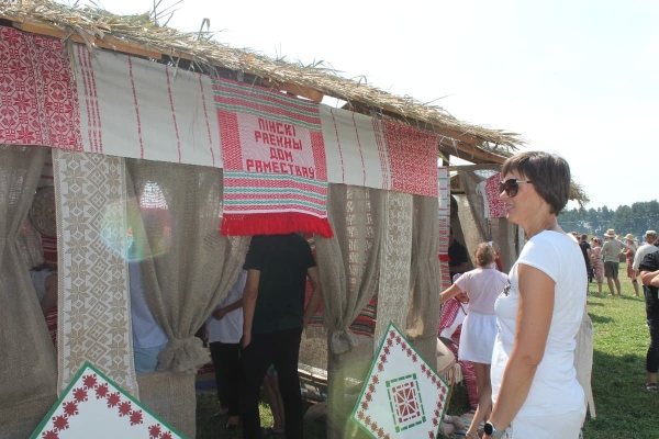 Дискотека, лазерное шоу, красочный фейерверк. Смотрите, как в Пинском районе прошел гастрономический и экологический фестиваль «Полесский вьюн» Дискотека, лазерное шоу, красочный фейерверк. Смотрите, как в Пинском районе прошел гастрономический и экологический фестиваль «Полесский вьюн»