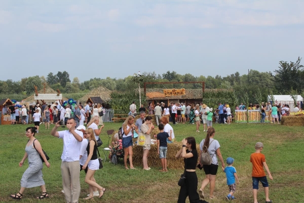 Дискотека, лазерное шоу, красочный фейерверк. Смотрите, как в Пинском районе прошел гастрономический и экологический фестиваль «Полесский вьюн» Дискотека, лазерное шоу, красочный фейерверк. Смотрите, как в Пинском районе прошел гастрономический и экологический фестиваль «Полесский вьюн»