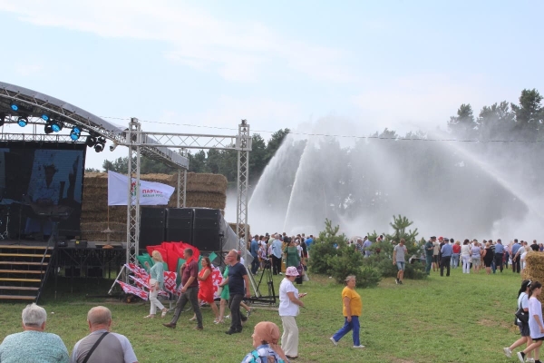 Дискотека, лазерное шоу, красочный фейерверк. Смотрите, как в Пинском районе прошел гастрономический и экологический фестиваль «Полесский вьюн» Дискотека, лазерное шоу, красочный фейерверк. Смотрите, как в Пинском районе прошел гастрономический и экологический фестиваль «Полесский вьюн»
