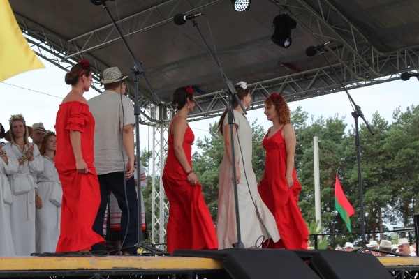 Дискотека, лазерное шоу, красочный фейерверк. Смотрите, как в Пинском районе прошел гастрономический и экологический фестиваль «Полесский вьюн» Дискотека, лазерное шоу, красочный фейерверк. Смотрите, как в Пинском районе прошел гастрономический и экологический фестиваль «Полесский вьюн»